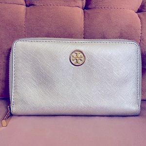 Tory Burch Metallic Silver Medium Robinson Wallet